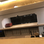 美会 - カウンター。上部の金色は仏像に金箔を貼り付けるイメージです