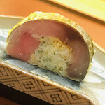 美会 - 鯖の押寿司。シャリにはタイハーブが効いております。まさに和泰料理の看板