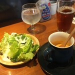 やきとりとワイン 繋ぐ - ミニサラダとにんじんの冷製ポタージュスープ