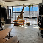 ラ・ジェント・ステイ - 何故か3mくらいのキリンのぬいぐるみ