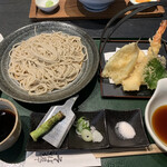 そば屋でござる - これで…たぬきそば2杯食べれるお値段…麺も小盛りです。ランチにするとお値段同じで混ぜご飯付きますこんなに少ないなら付ければ良かった。後悔