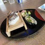 Suzuran bekk an - ミニ鮑の寿司2カン、生きてました！これで600円は安い！（税込）