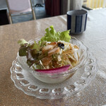Suzuran bekk an - ランチに付いてくるサラダ、胡麻ドレか和風ドレシッングが選べる。サラダの器、懐かしい〜りんご