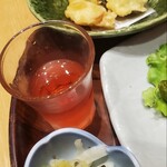 大かまど飯 寅福 - 奥からイイダコと野菜の天ぷら、アセロラジュース、キャベツの浅漬け