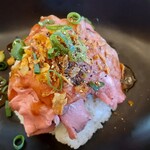 キッチン しろ - ローストビーフ丼アップ