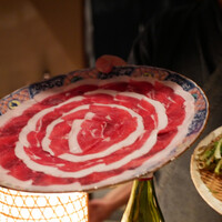 たでの葉 - 鮮やかな猪肉