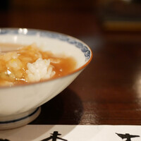 たでの葉 - 筍ごはんを餡が包み込むと、濃厚な旨みから筍の甘みをほのかに覚えつつもコクある美味しさで着地！最高に良いお出汁が出ているので、天津飯好きには堪らない。