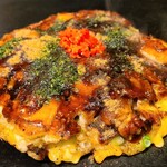 Moriguchi - みっくす玉焼き(税込1,300円)(蛸、烏賊、海老、豚バラ肉)
                        約20分弱してプレーンの状態で提供
                        甘口ソースを塗り、辛口ソース(ばらソース)、ドロソースを垂らす、魚粉&青海苔を振り、紅生姜載せて完成