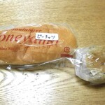 Yoneyama - ピーナッツクリームサンド（左）＆ 黒胡麻パン
