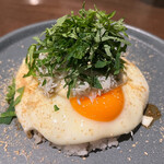 ココフラットカフェ 本町 - 釜揚げしらすと大葉の半熟目玉焼きご飯