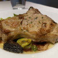 アーティショー - 骨付き仔羊のローストパリ風、そら豆、グリーンピース、モリーユ茸