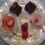 オリーブ キッチン - いちごケーキや桜のムースなど