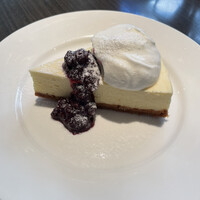 GARB Tokyo - ブルーベリーソースとクリームがのったベイクドチーズケーキは美味