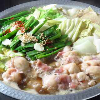 当店名物の旨味溢れる「もつ鍋」◎自家製醤油スープが自慢