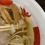 燵家製麺 - 「鶏と昆布の塩らーめん」（850円）のスープ