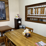 みな食堂 - 店内…テーブル席は6人と4人用