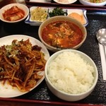 韓国家庭料理 扶餘 - 2013年3月。扶餘定食1000円。プルコギ風牛肉炒め、キムチ、ナムル、春雨炒め、ユッケジャンスープ付き。