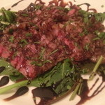 山口産　無角牛ロースのタリアータ２，４８０円。
          タリアータとは、イタリア語で「薄切り」の意味で、薄切りにした肉料理全般を言います。