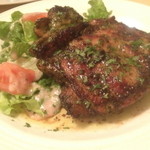 大山鶏モモ１枚のガルムソテー１，５８０円。
          ガルムとは、「魚醤」の意味。笑多ではセロリ、アンチョビ、マルサラ酒で味付けしたソテーです。