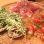 おまかせ前菜盛り合わせ１，５８０円。生ハム、はまぐりと水菜のサラダ、イナダのマリネいちご乗せ。（２０１３年２月）