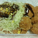 辻肉店 - コンビニのコールスロー風サラダと共に豚カツソースで・・・