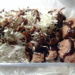 辻肉店 - コンビニサラダと豚カツソースで、豚カツと特製丸メンチカツを