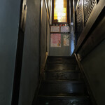 鴻 - ２階に向かう階段