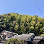 松明庵 - 裏は竹林