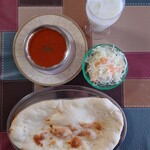 DINING & LOUNGE AYERA - カレー・ナン・サラダ・ラッシー