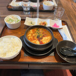 Honkaku Yakiniku Kankoku Ryouri Souya - 牛すじチゲ鍋定食　豆腐は大きくて熱々　ご飯はお代わりができます
