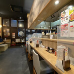 Menya Kotatsu - 店内も広く綺麗です。清潔感がありますね。