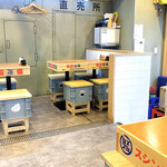 新宿3丁目 スシンジュク マサユメ - 鮮魚の冷蔵室みたいな書き割り。コンクリに直書きで今っぽい