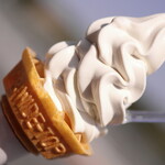 小泉屋 - 子育飴ソフトクリーム。