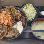 Densetsu No Sutadonya - 濃厚豚焼肉丼超ドカ盛り(期間限定)飯増し+プチサラダ