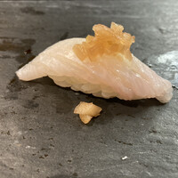 希凛 西店 - たい
                    天然本マグロ（漬け）
                    しめ鯖
                    たこ（海苔巻）
                    さわら 漬け 炙り
                    ※メイタガレイ