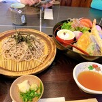Kaisen Chaya Musashino - 大ボリュームでテーブルがいっぱい。お蕎麦が今ひとつ。こちらで打っているんじゃないのかな？蕎麦つゆが薄め。天ぷらはカラっと上がって美味しかったです。1650円は割高に感じました。