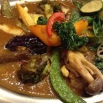 カレーの店 プーさん - 野菜だけでなくキノコ類や、はてはコンニャクまで入っています。