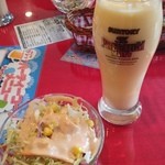 ニュープラシッダ - マンゴーラッシーとサラダ