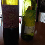 アチェーロ - １杯目にグラスでいただいたワインの赤と白。シチリア産の赤は渋みがちょうどいい