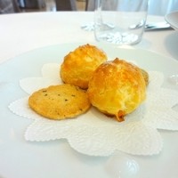 ラ・フェット ひらまつ - アミューズ　その１　チーズっぽいお味。