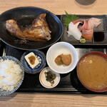 居酒屋 一 - 日替わり煮魚と刺身定食