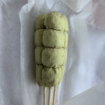 餅・菓子・赤飯 なかお - きなこ団子 赤い紙に三本セットで包まれてます。確か￥300位