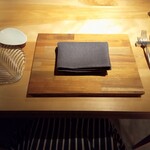 ヴァカンツァ - テーブルセッティング。木の台が素敵。