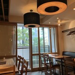煮炊屋 金菜 - 2階のテーブル席です。おタバコはベランダでどうぞ。