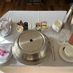The Ritz-Carlton - ハレアカラ サンライズ 38ドル ※目玉焼き、イングリッシュマフィン、クリスピーベーコン、コーヒー、グアバジュース ※ルームサービス 2022年4月11日朝