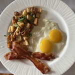 The Ritz-Carlton - ハレアカラ サンライズ 38ドル ※目玉焼き、クリスピーベーコン ※コーヒー、ジュース、パン付き ※ルームサービス 2022年4月11日朝