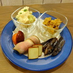酒嚢飯袋 - つまみ盛り850円（酒盗ポテサラ、ぼんじり味噌漬け、黒ししゃも干物、鴨・チーズ燻製）