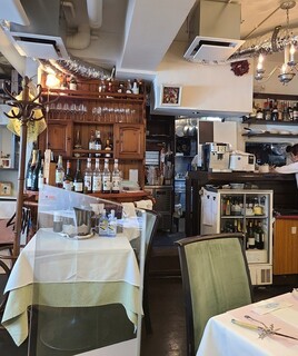 シェ・ソーマ - 重厚さがある店内