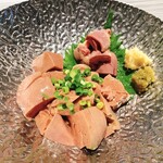 [Low-temperature cooking] Whole chicken heart white liver sashimi