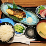 さくら水産 - 焼魚定食(ブリ、ご飯少なめ)_¥1,000